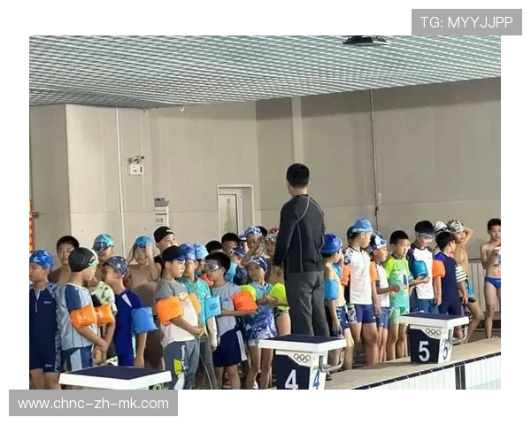 游泳馆加强青少年课程的师资资格认定与继续教育，青少年游泳协会
